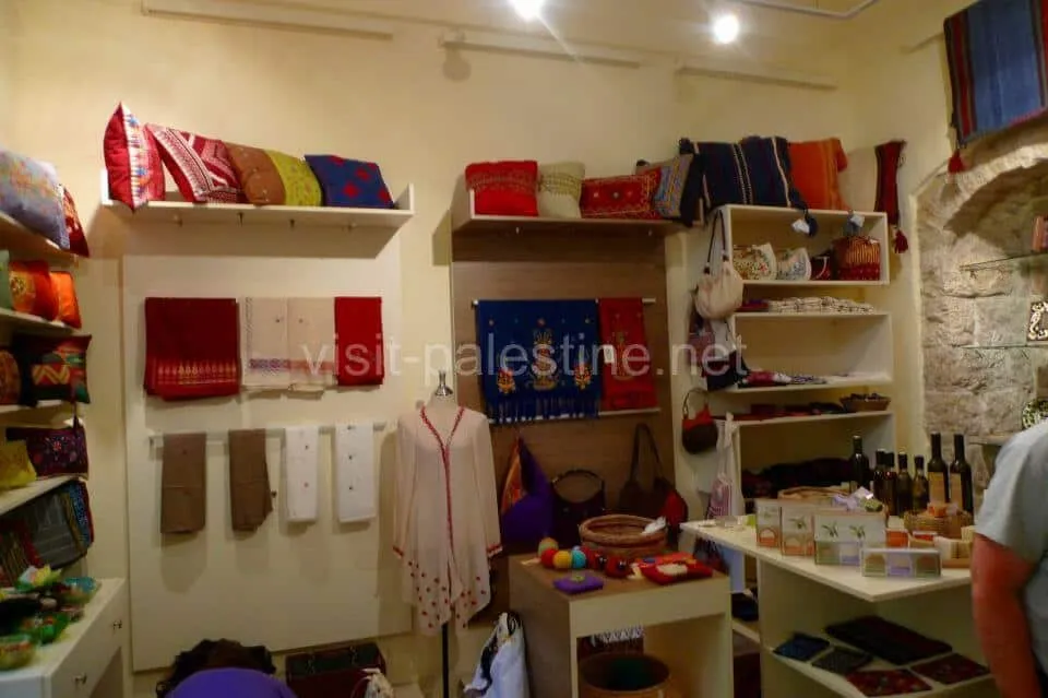 You can enjoy choosing what to buy! Embroidery products sold in Sunbura, Jerusalem