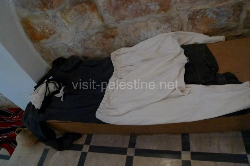 Is this a cloth from the modern era? It brings imagination about life at that time. Items displayed in Ramallah Museum